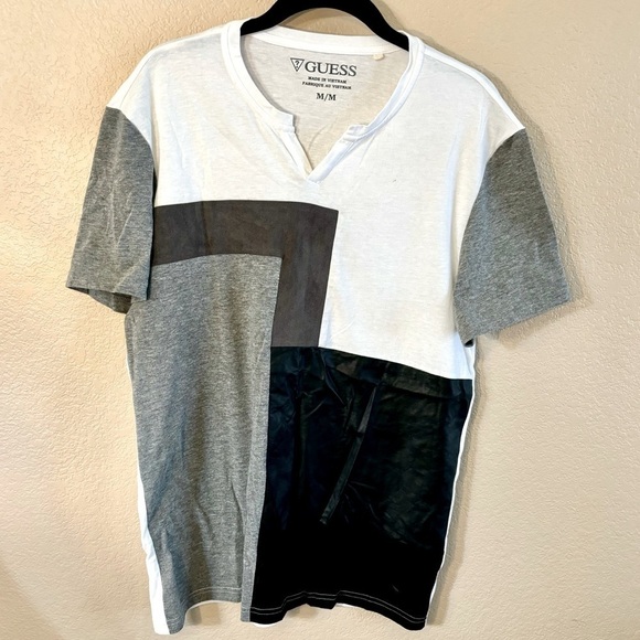 Guess Men’s Shirt Medium White Black Grey ColorBlock Short Sleeves V-Neck - Picture 1 of 10